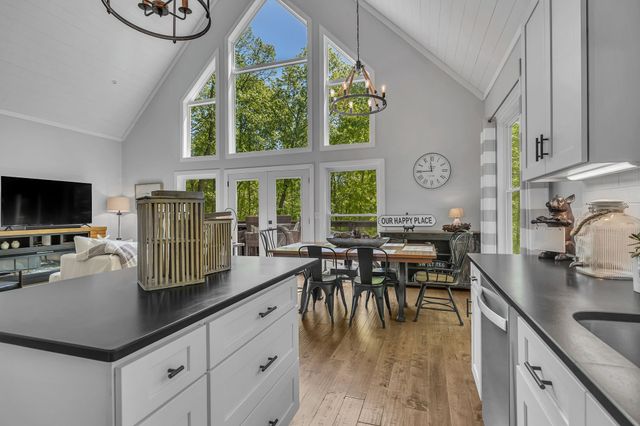 420 Holiday Haven Dr, Smithville, TN 37166