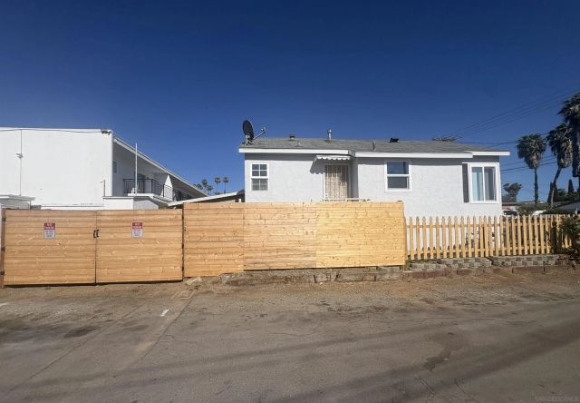 218-220 E Connecticut Ave, Vista, CA 92084