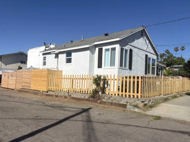 218-220 E Connecticut Ave, Vista, CA 92084