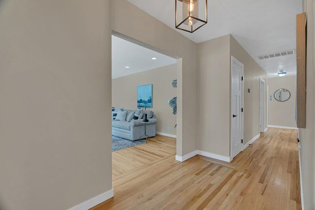 5200 J St, Sacramento, CA 95819