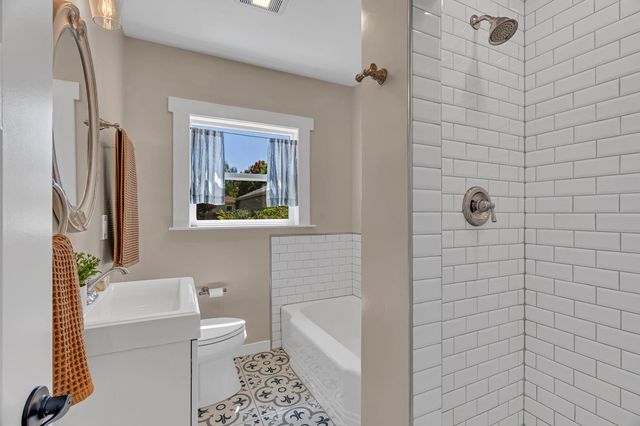 5200 J St, Sacramento, CA 95819