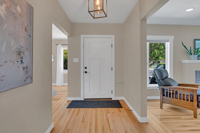 5200 J St, Sacramento, CA 95819