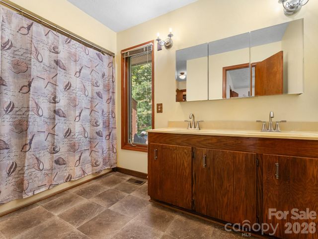 40 Country Bear Lane, Flat Rock, NC 28731