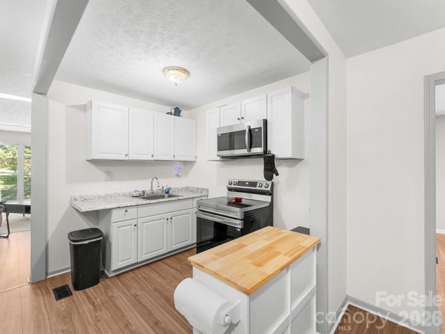 40 Country Bear Lane, Flat Rock, NC 28731