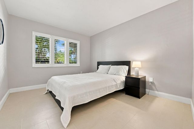 4230 NE 19TH Avenue, Oakland Park, FL 33308