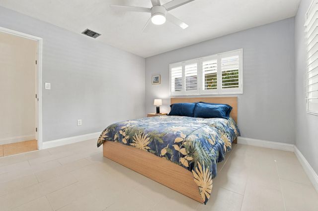 4230 NE 19TH Avenue, Oakland Park, FL 33308
