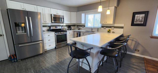 328 Wellington Avenue, Elk Grove Village, IL 60007