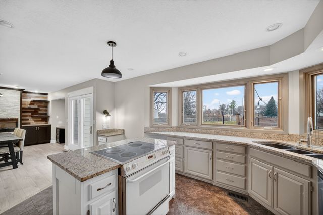 5840 Pleasant Street, West Des Moines, IA 50266