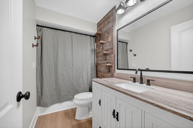 5840 Pleasant Street, West Des Moines, IA 50266