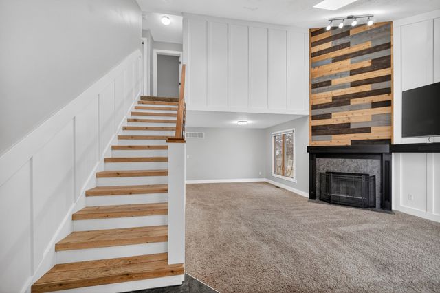 5840 Pleasant Street, West Des Moines, IA 50266