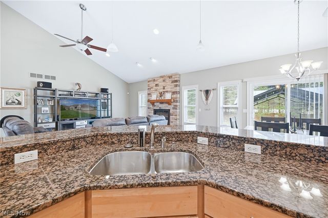 105 Muirfield Drive SE, Howland, OH 44484