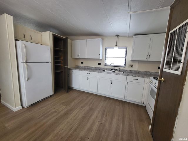 771 Century Estates, Galesburg, IL 61401