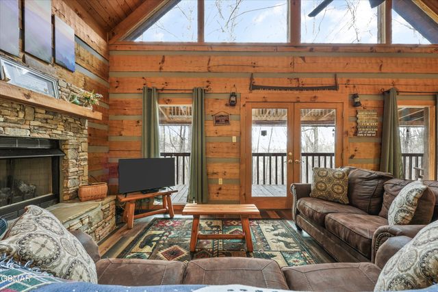 1128 Oak Court, Gatlinburg, TN 37738