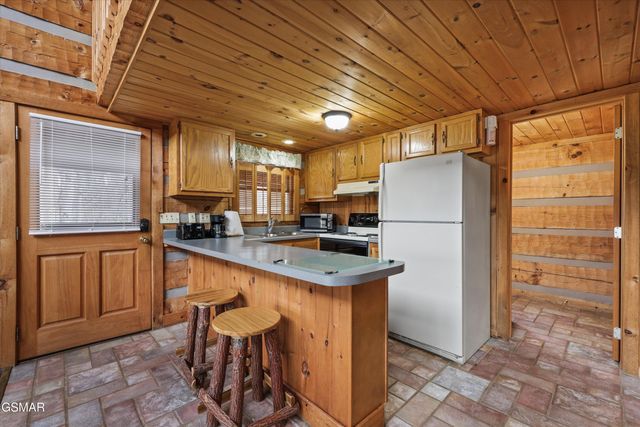 1128 Oak Court, Gatlinburg, TN 37738