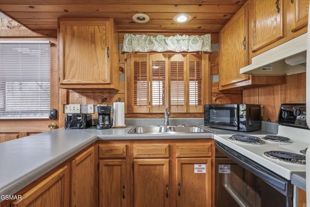 1128 Oak Court, Gatlinburg, TN 37738