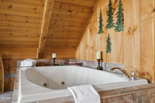 1128 Oak Court, Gatlinburg, TN 37738