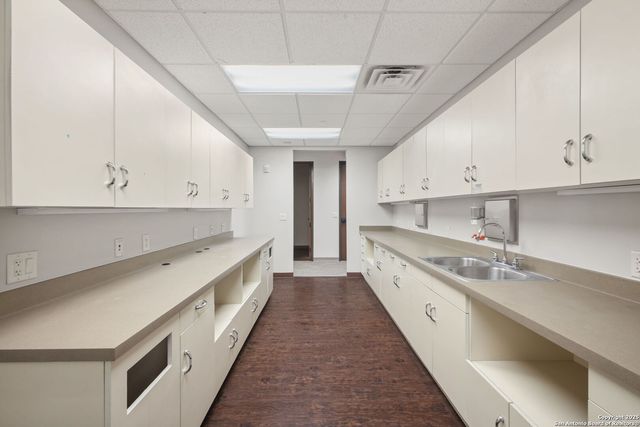 2 Spurs Ln, San Antonio, TX 78240