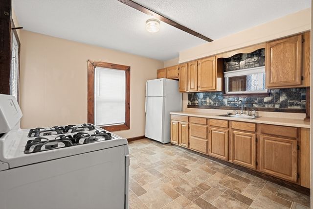 10 Clinton Ave, Lowell, MA 01854