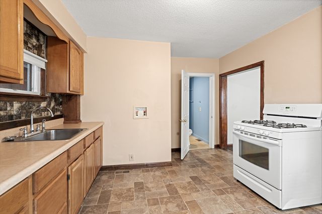 10 Clinton Ave, Lowell, MA 01854