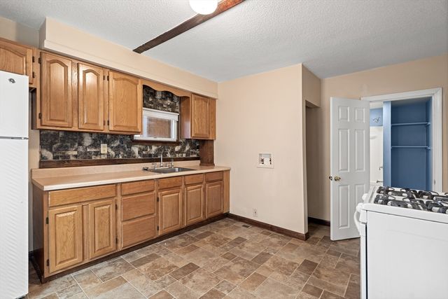 10 Clinton Ave, Lowell, MA 01854