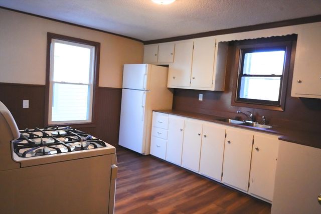 10 Clinton Ave, Lowell, MA 01854