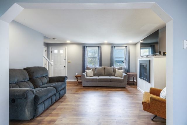 125 Lakeview Blvd, Plymouth, MA 02360