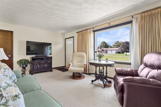 47177 Klett Rd, Paw Paw, MI 49079