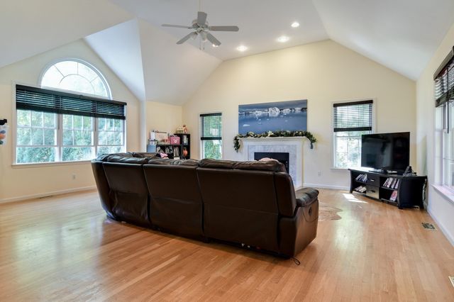 18 Pilgrim Rd, Ashland, MA 01721