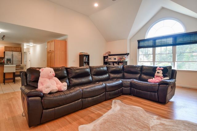 18 Pilgrim Rd, Ashland, MA 01721
