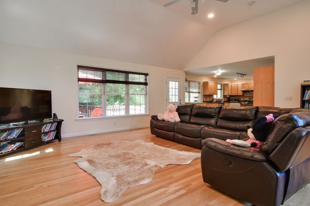 18 Pilgrim Rd, Ashland, MA 01721