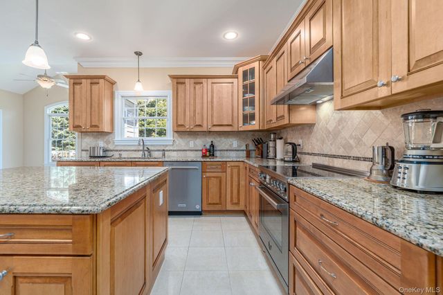 90 Caiola Court, Greenport, NY 11944