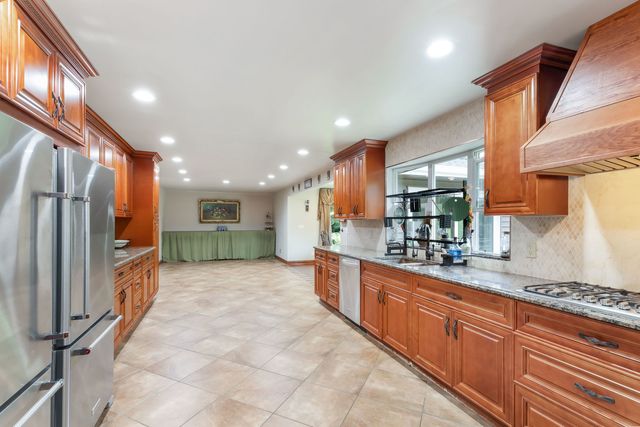 83 S Linden Drive, Plano, IL 60545