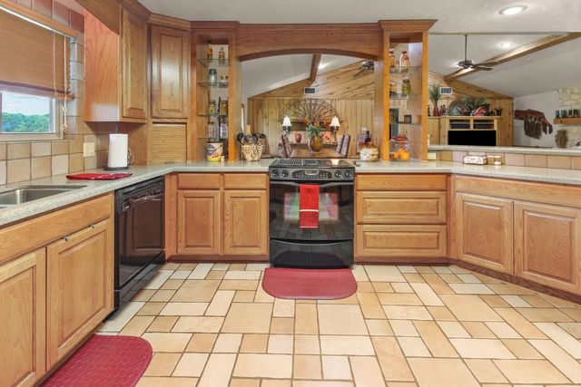 1325 Kings Rd, Marshall, TX 75672