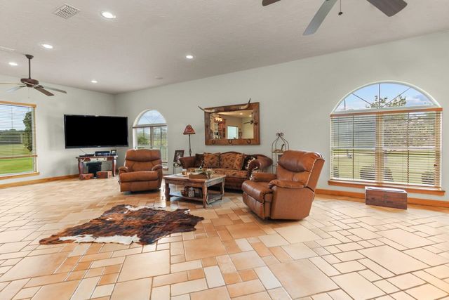 1325 Kings Rd, Marshall, TX 75672