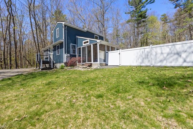 18 Oak Ridge Dr, Charlton, MA 01507