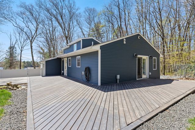 18 Oak Ridge Dr, Charlton, MA 01507