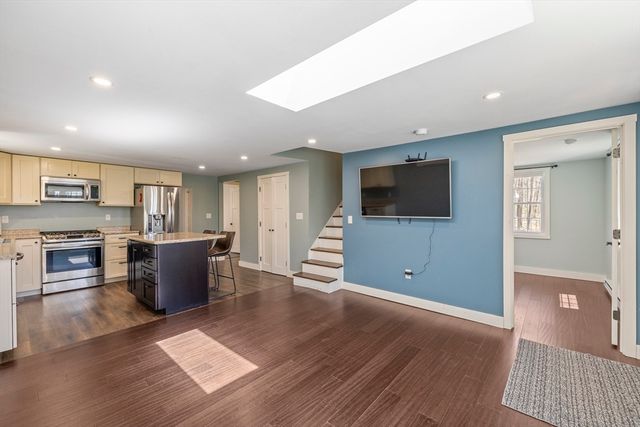 18 Oak Ridge Dr, Charlton, MA 01507