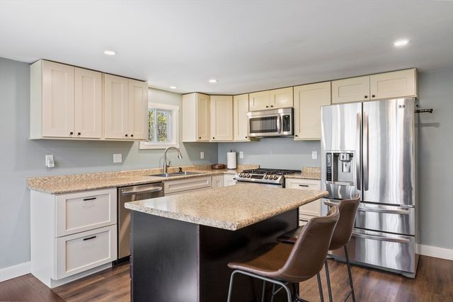18 Oak Ridge Dr, Charlton, MA 01507