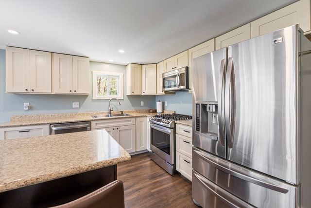 18 Oak Ridge Dr, Charlton, MA 01507