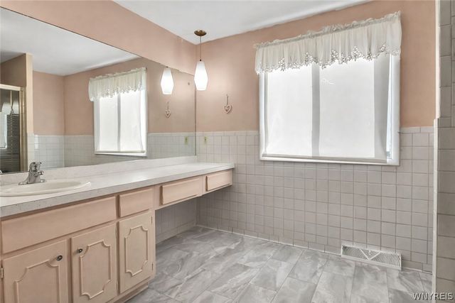 378 South Creek Drive, Cheektowaga, NY 14043