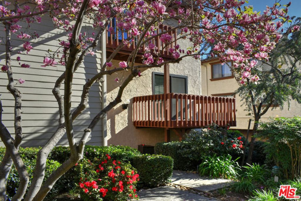 13942 Oxnard Street, Los Angeles, CA 91401