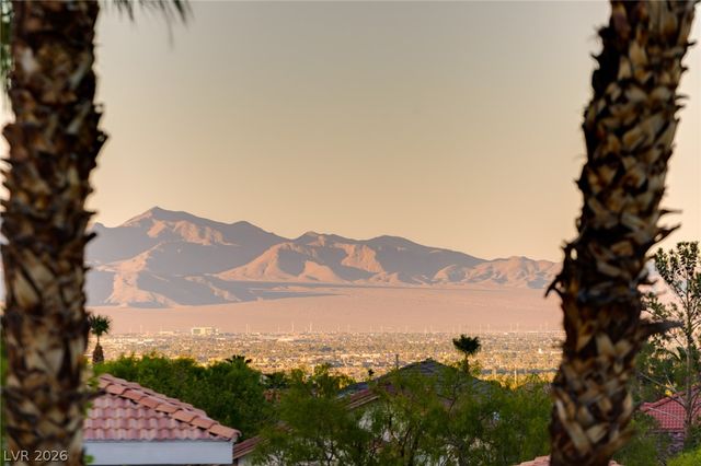 2004 Slow Wind Street, Las Vegas, NV 89134