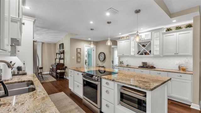 906 CRESTVIEW DRIVE, Auburndale, FL 33823