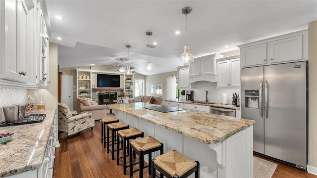 906 CRESTVIEW DRIVE, Auburndale, FL 33823