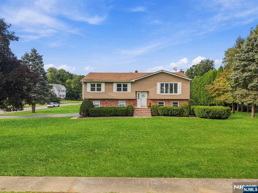 22 Marguerite Lane, Montville Township, NJ 07082