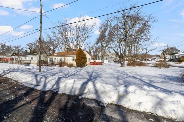 8 Anchorage Road, Narragansett, RI 02882