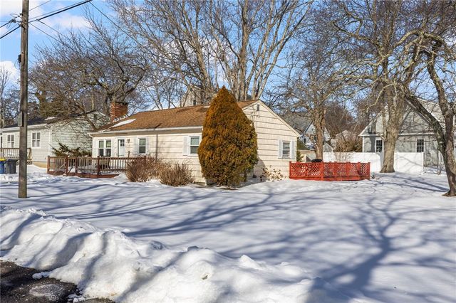 8 Anchorage Road, Narragansett, RI 02882