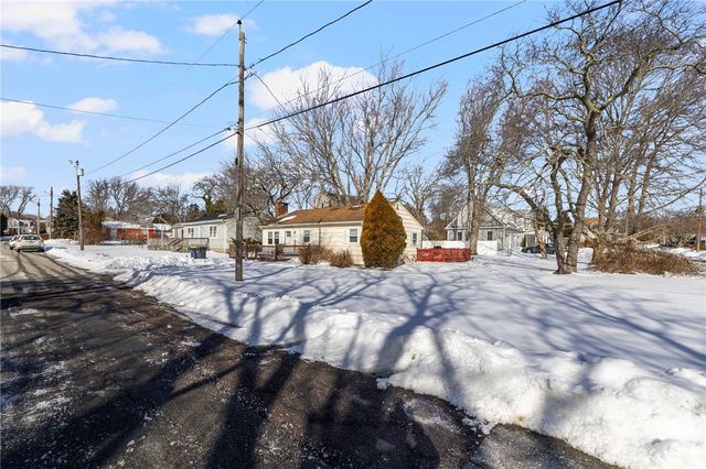 8 Anchorage Road, Narragansett, RI 02882