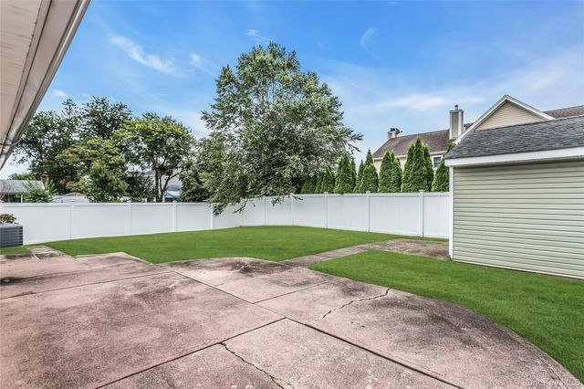 17 Blanche Street, Plainview, NY 11803