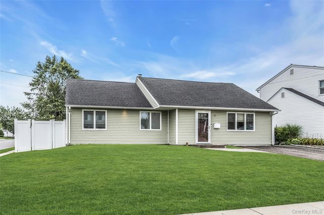 17 Blanche Street, Plainview, NY 11803